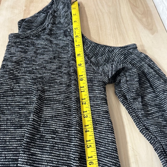 Warehouse One Cold-Shoulder Long Sleeve Knit Top with Gather Detail XL EUC - Picture 12 of 13